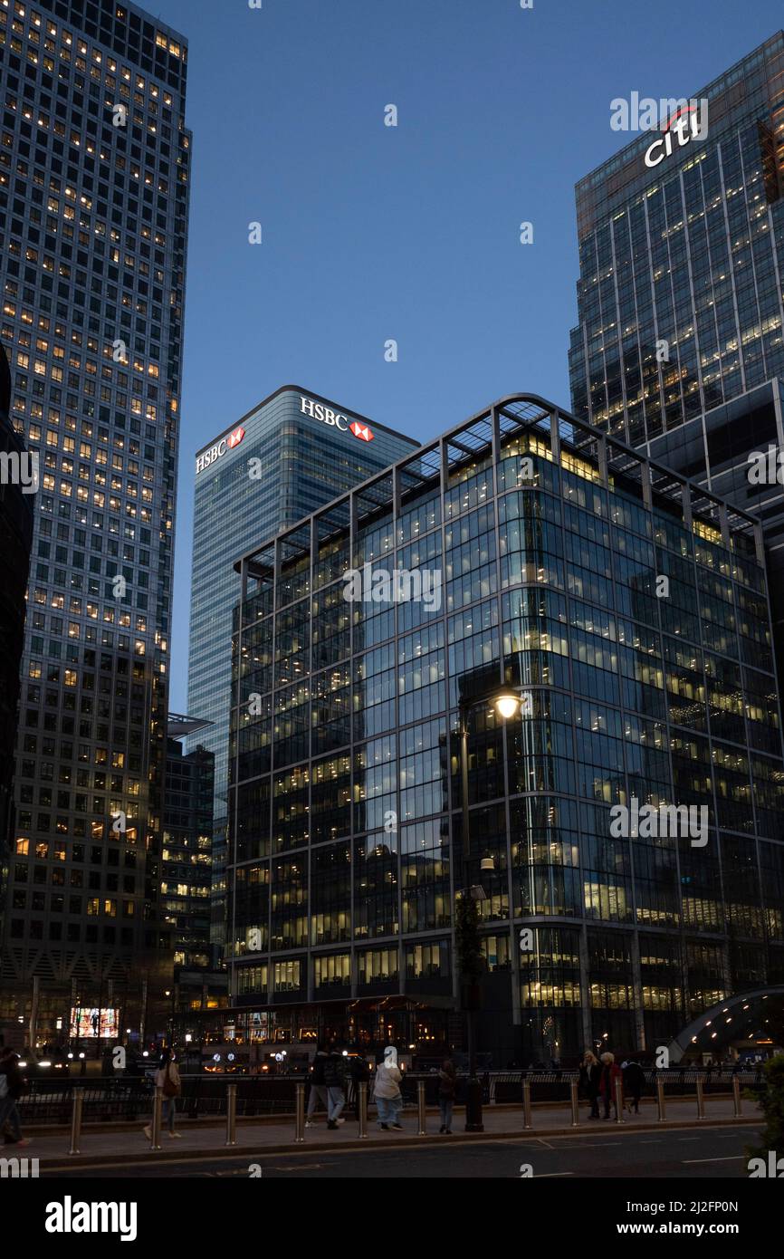 London, Großbritannien. 25. März 2022. Die Wolkenkratzer, in denen die Büros von HSBC und Citi in Canary Wharf untergebracht sind, sind in der Abenddämmerung zu sehen. Bild: Stephen Chung / Alamy Stockfoto