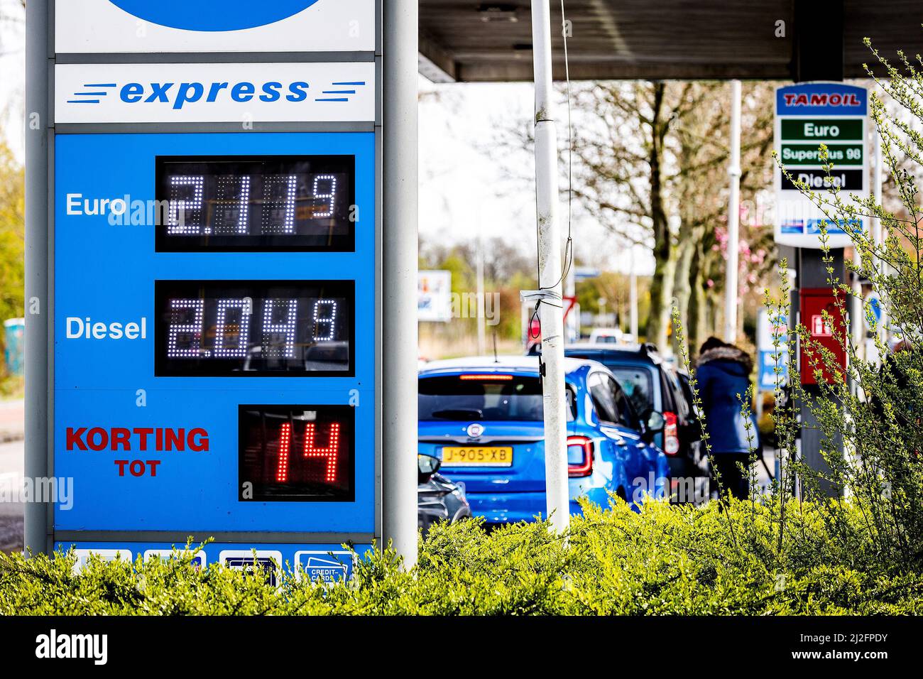 2022-04-01 10:28:44 01-04-2022, Ridderkerk - überfüllt an einer Pumpstation in Ridderkerk Wegen der Senkung der Verbrauchsteuern haben viele Leute gewartet, um sich zu füllen. Die Verbrauchsteuer auf Benzin und Diesel wird ab dem 1. April 2022 um 17,3 Cent pro Liter gesenkt. Die Dieselverbrauchsteuer wird um 11,1 Cent gesenkt. Die Verbrauchsteuer auf Flüssiggas und Flüssiggas wird ebenfalls um 4,1 Cent pro Liter gesenkt. Foto: ANP / Hollandse Hoogte / Jeffrey Groeneweg niederlande Out - belgien Out Stockfoto