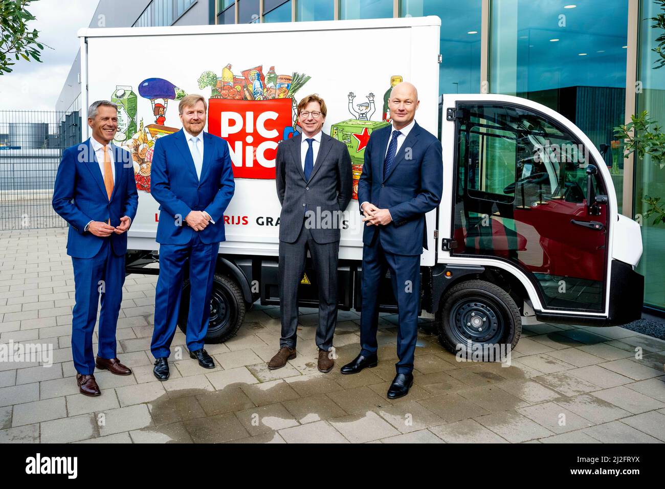 König Willem-Alexander von den Niederlanden bei Picnic in Utrecht, am 01. April 2022, um das neue Distributionszentrum des Web-Supermarkts Picnic zu eröffnen. Das Distributionszentrum ist fast vollständig roboterisiert und kann pro Woche 150.000 Kunden mit Lebensmitteln versorgen Foto: Albert Nieboer/Netherlands OUT/Point de Vue OUT Stockfoto