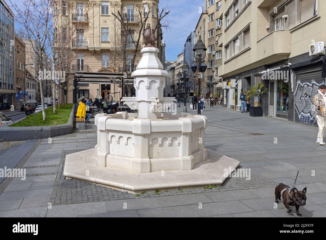 Belgrad, Serbien - 13. März 2022: Brunnen aus weißem Marmor Roter Hahn im Stadtzentrum am schönen Wintertag. Stockfoto