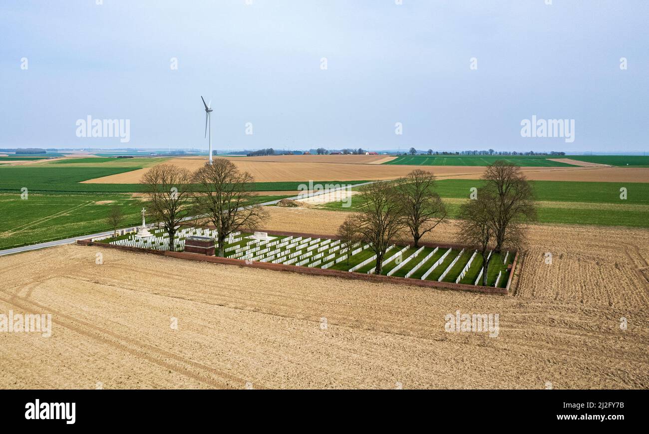 Euston Road Cemetery, Colincamps, Frankreich – eine Luftaufnahme des Friedhofs, der sich auf dem Schlachtfeld von Somme vom Juli 1916 befindet Stockfoto