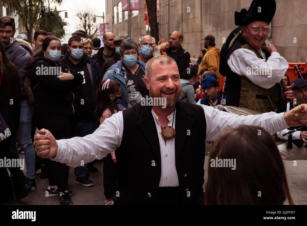 Vigo, Galizien, Spanien, 26 2022. März: Eine traditionelle galizische Tänzerin, die auf der Straße spielt und vom Publikum beobachtet wird Stockfoto