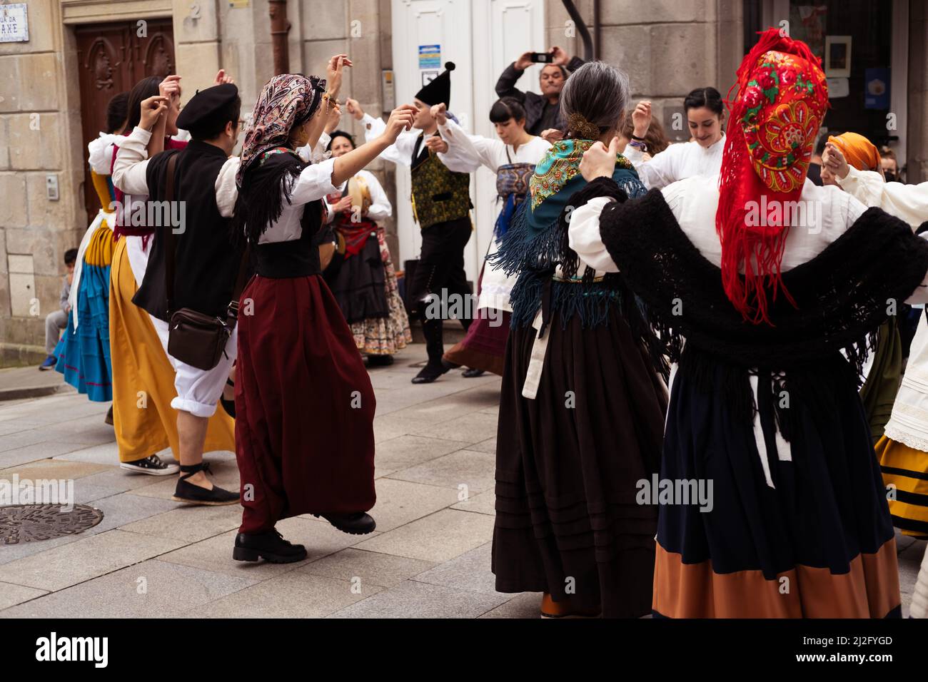 Vigo, Galizien, Spanien, 26 2022. März: Zwei Reihen von Menschen tanzen einen linearen galizischen Tanz auf einem Straßenfest Stockfoto