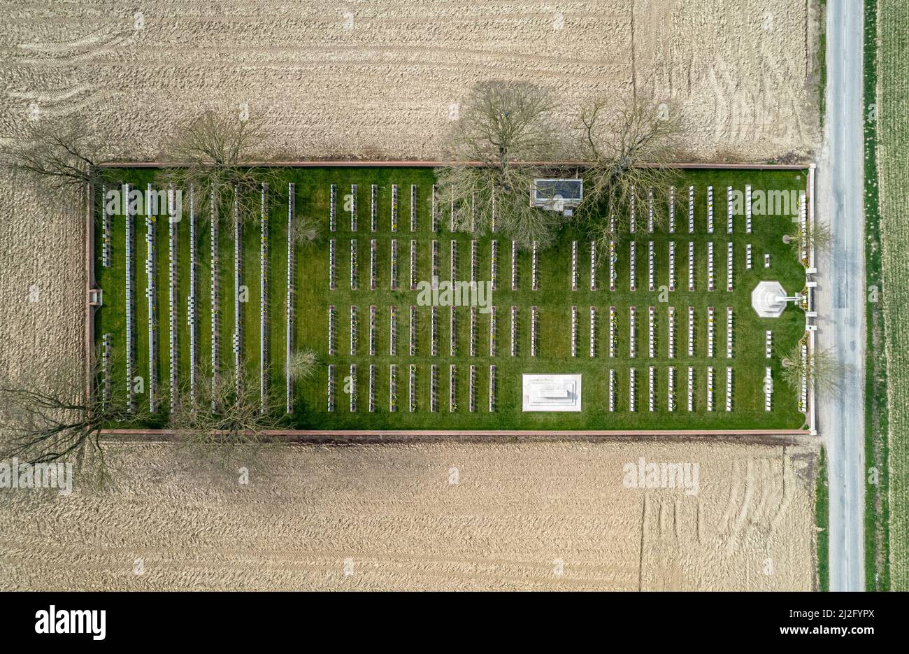 Euston Road Cemetery, Colincamps, Frankreich – eine Luftaufnahme des Friedhofs, der sich auf dem Schlachtfeld von Somme vom Juli 1916 befindet Stockfoto