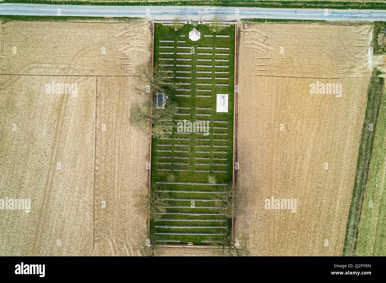 Euston Road Cemetery, Colincamps, Frankreich – eine Luftaufnahme des Friedhofs, der sich auf dem Schlachtfeld von Somme vom Juli 1916 befindet Stockfoto