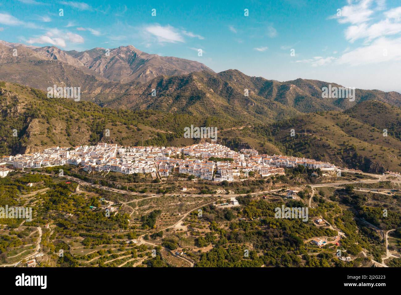 Blick von oben auf das wunderschöne typisch spanische Dorf Stockfoto