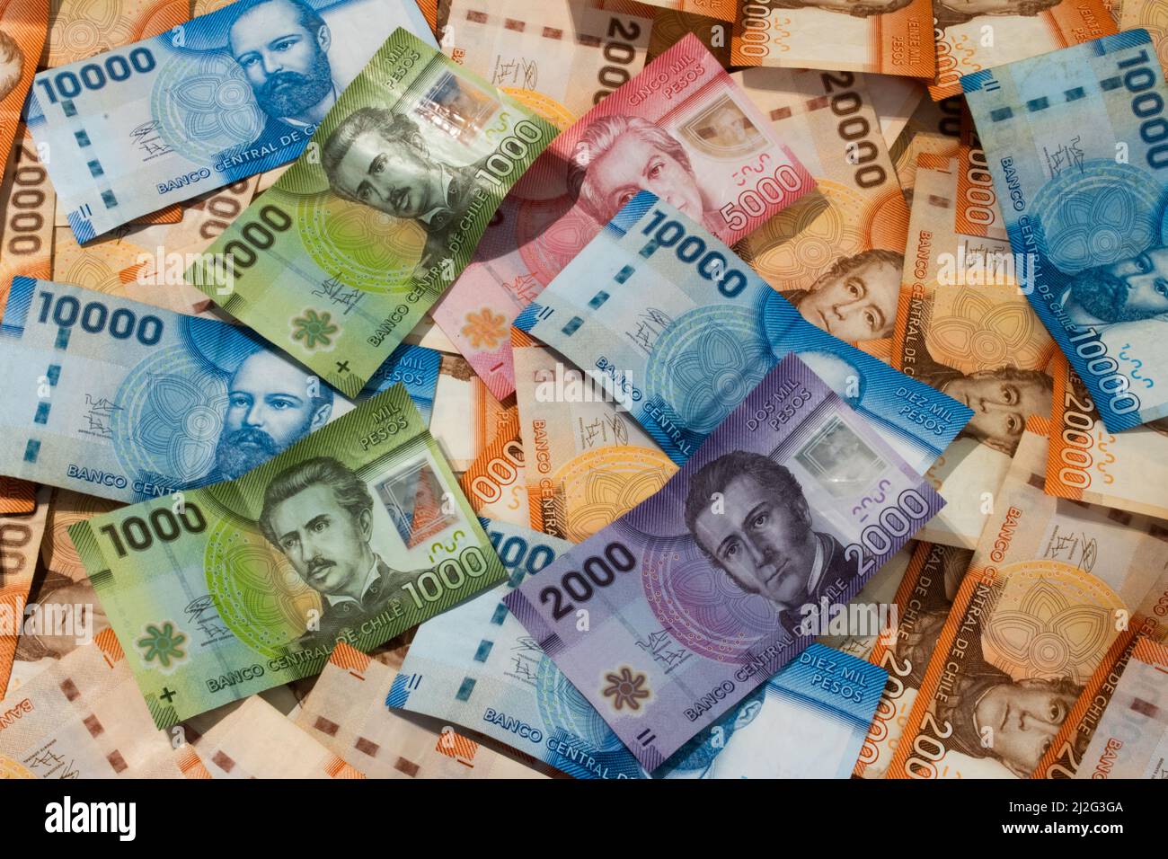 Chilenische Banknoten. Chiles Papiergeld war auf einem Tisch verstreut. Chilenische Geldscheine. Stockfoto