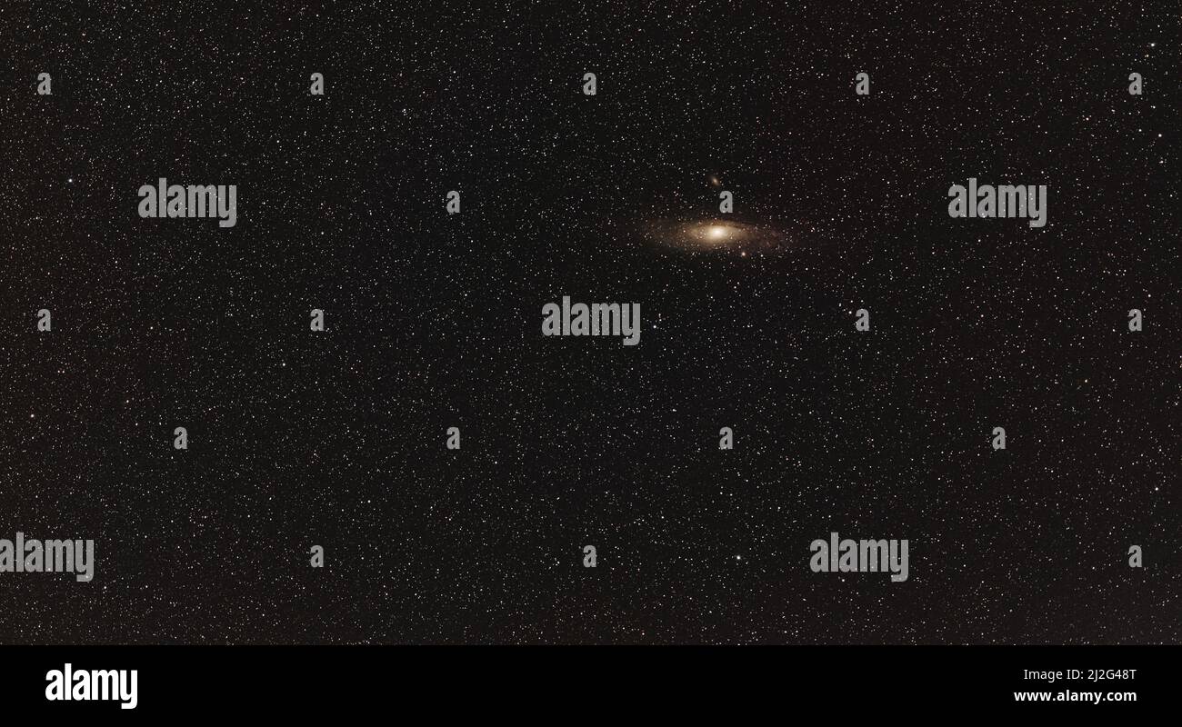 Nachthimmel, viele Sterne, Andromeda Galaxie sichtbar. Gestapeltes Foto mit langer Belichtung Stockfoto