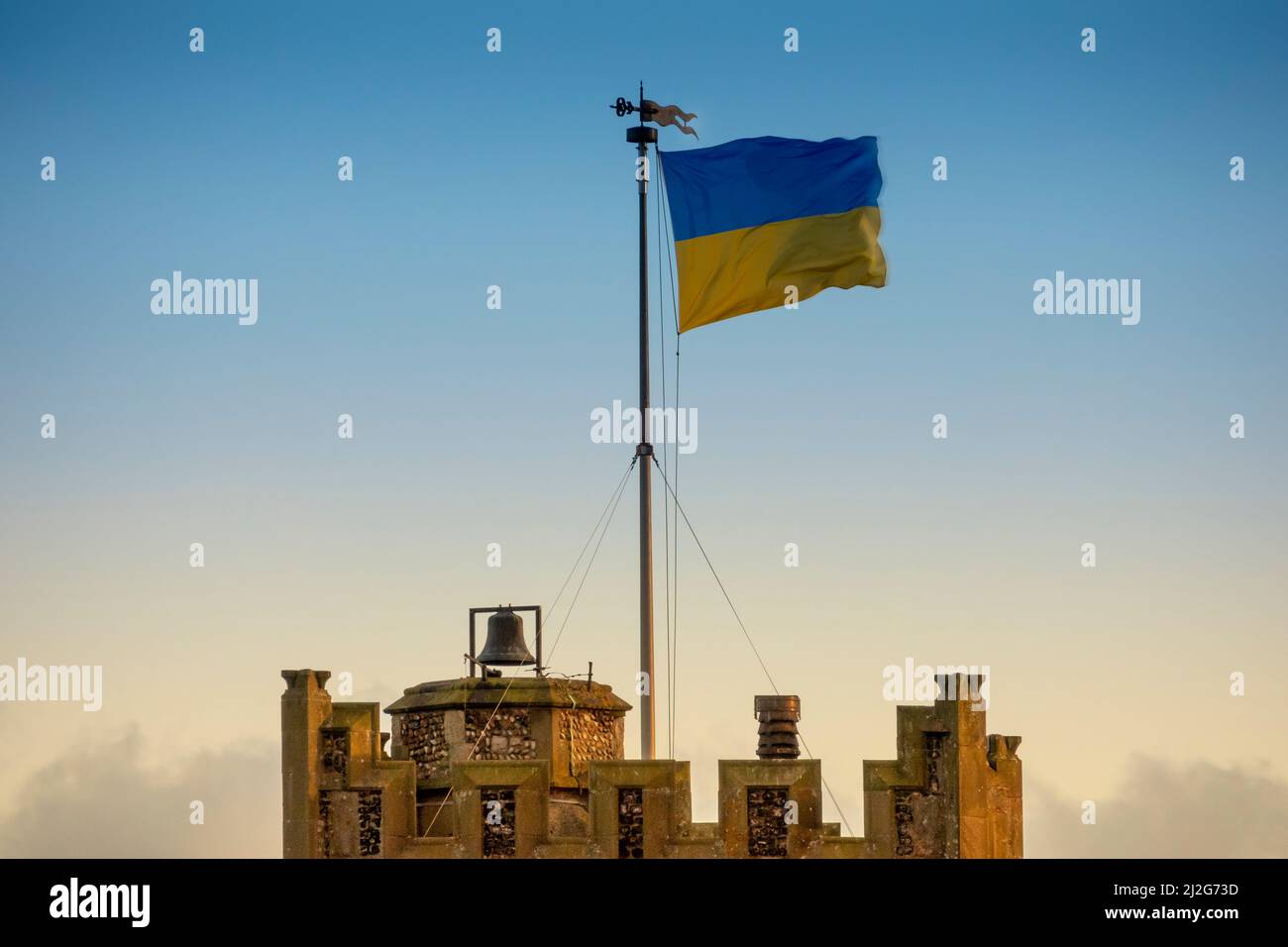 Die zweifarbige Flagge der Ukrainischen Volksrepublik, die am späten Nachmittag bei warmem Licht vom Kirchturm von St. Peter und St. Paul's, Aldeburgh, weht Stockfoto