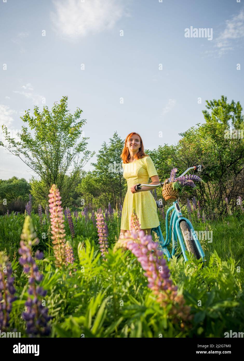 Junge Teenager-Mädchen mit vintage Fahrrad in blühenden Wiese Stockfoto