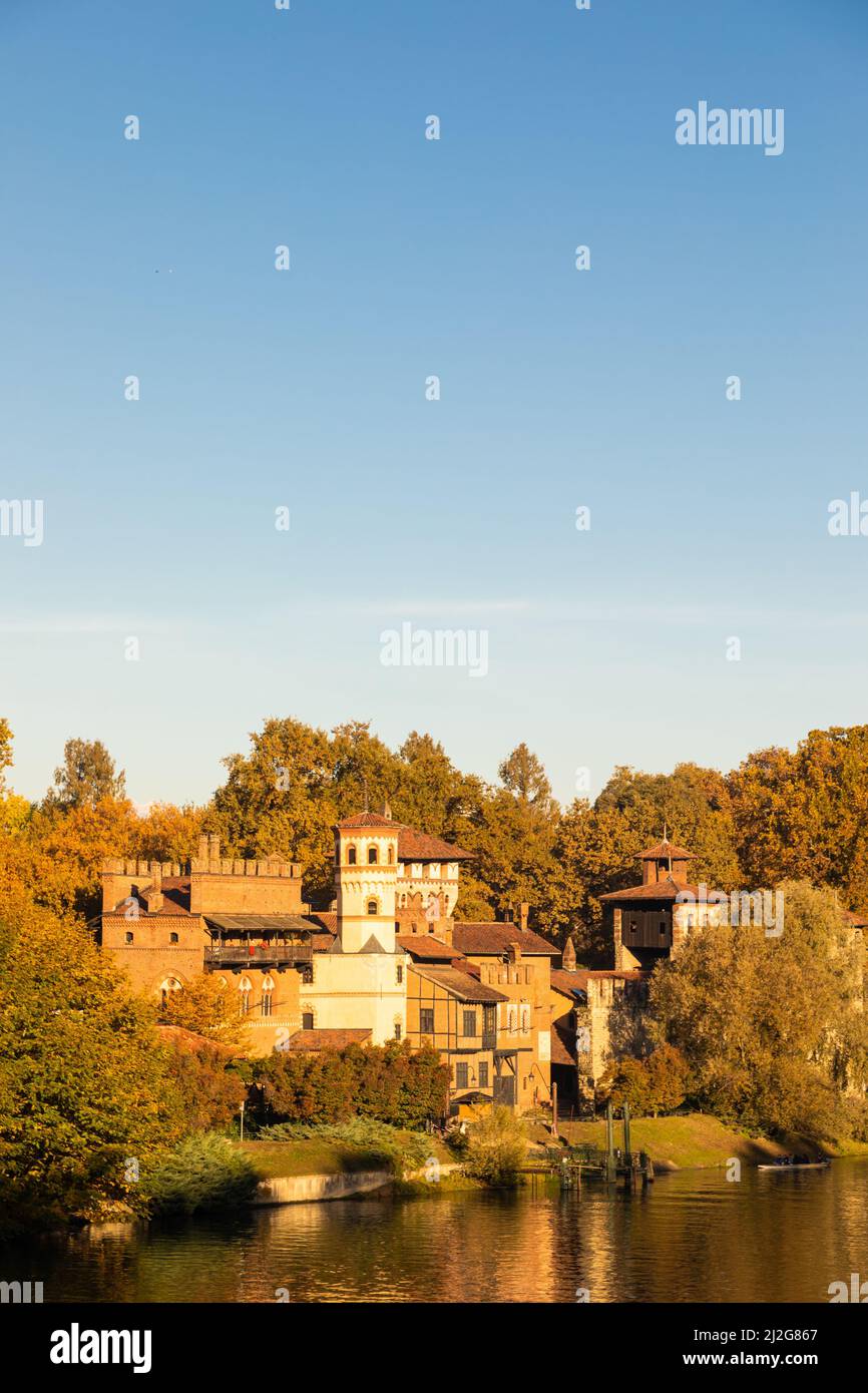 Turin, Italien - circa November 2021: Panorama im Freien mit dem malerischen Schloss Turin Valentino bei Sonnenaufgang im Herbst Stockfoto