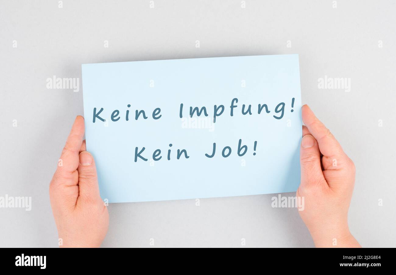 Papier mit den Worten kein Impfstoff, kein Job, obligatorische Spritze für Covid-19, Kündigung durch Mitarbeiter wegen Anti-Jab, deutsche Sprache Stockfoto
