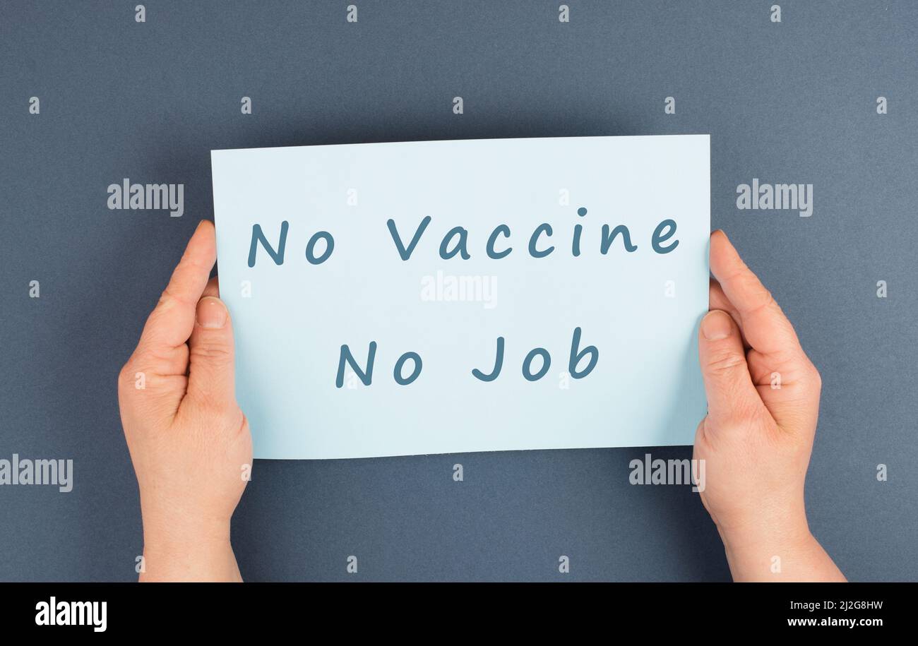 Papier mit den Worten kein Impfstoff, kein Job, obligatorische Spritze für Covid-19, Kündigung durch Mitarbeiter wegen Anti-Jab Stockfoto