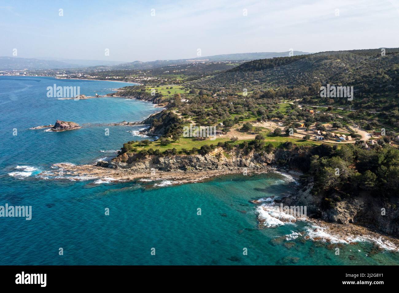 Luftaufnahme mit Blick auf Latchi und die zerklüftete Küste auf der Nordseite der Halbinsel Akamas, Republik Zypern. Stockfoto