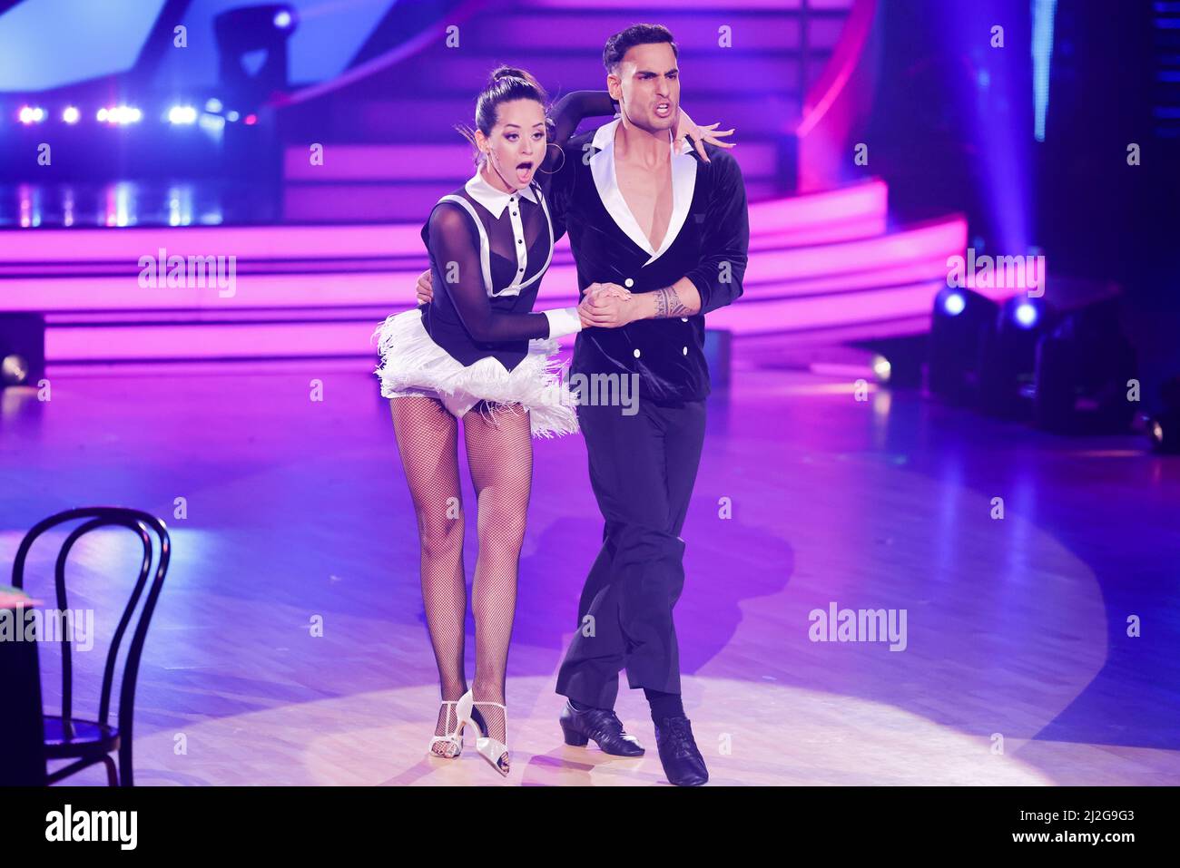 Köln, Deutschland. 01. April 2022. Timur Ülker, Schauspieler, und Malika Dzumaev, professionelle Tänzerin, tanzen in der RTL-Tanzshow „Let's Dance“ im Coloneum. Quelle: Rolf Vennenbernd/dpa/Alamy Live News Stockfoto