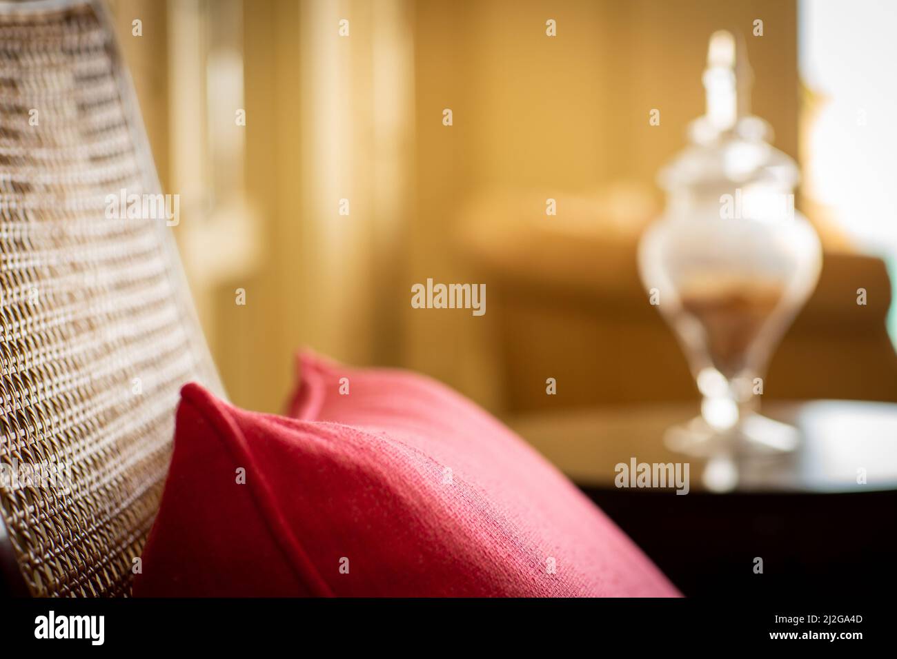 Ein selektiver Fokus auf ein rotes Kissen im Raum vor unscharfem Hintergrund Stockfoto