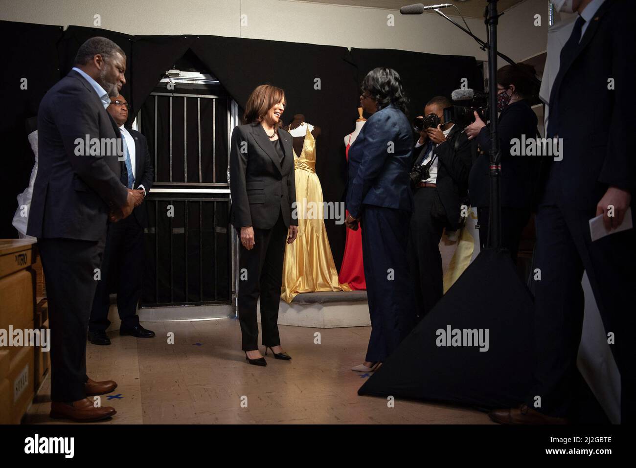 Vizepräsidentin Kamala Harris trifft sich am 1. April 2022 mit der Inhaberin des Kleinunternehmens Joycee Johnson bei Joycees Fabric and Dress in Greenville, Mississippi. (Foto von Rory Doyle / Pool/ABACAPRESS.COM) Stockfoto