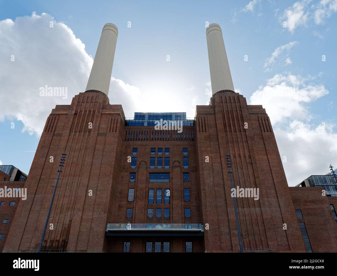 London, Greater London, England, März 12 2022: Fassade des Battersea Power Station. Stockfoto