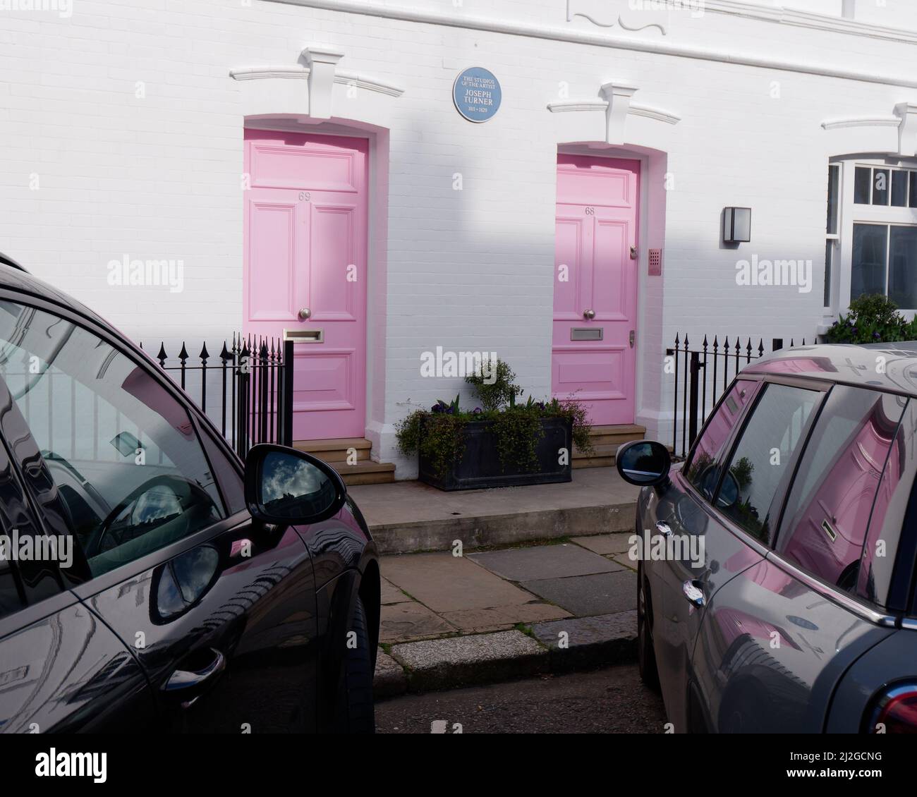 London, Greater London, England, März 12 2022: Joseph Turner Studio mit weißen Wänden und rosafarbenen Türen direkt an der Kings Road. Stockfoto