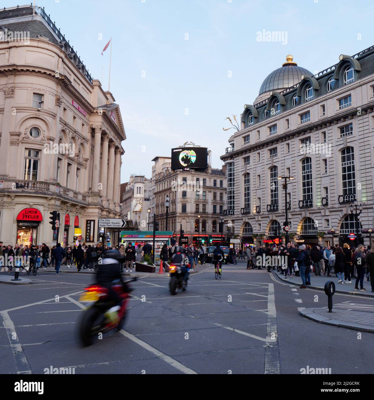 London, Greater London, England, März 12 2022: Motorräder fahren am Piccadilly Circus durch die Kreuzung. Stockfoto