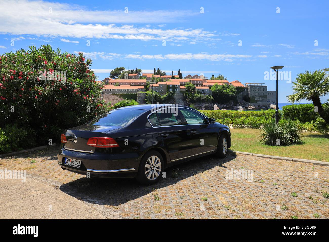 Auto VW Passat auf dem Parkplatz in der Nähe von Sveti Stefan Resort in Montenegro Stockfoto