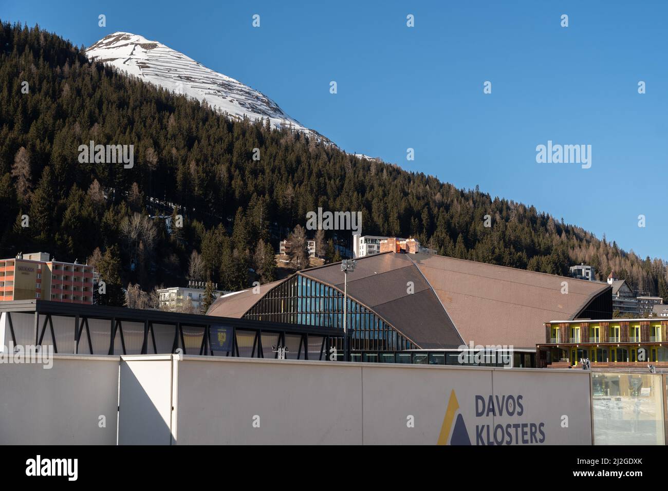 Davos, Schweiz, 23. März 2022 Eisstadion-Gebäude des Hockeyclubs an einem sonnigen Tag Stockfoto