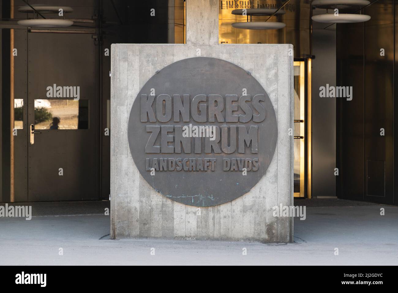 Davos, Schweiz, 23. März 2022 Schild am Eingang zum Kongresszentrumgebäude in der Innenstadt Stockfoto Davos, Schweiz, 23. März 2022 Schild am Eingang zum Kongresszentrumgebäude in der Innenstadt Stockfoto