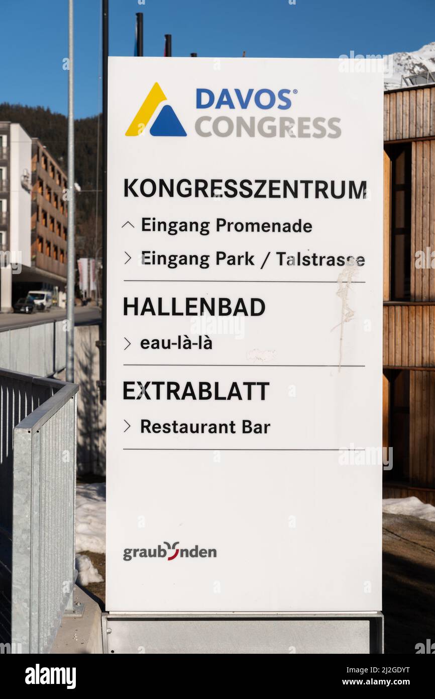 Davos, Schweiz, 23. März 2022 Schild mit Informationen vor dem Kongresszentrum in der Stadt Stockfoto Davos, Schweiz, 23. März 2022 Schild mit Informationen vor dem Kongresszentrum in der Stadt Stockfoto