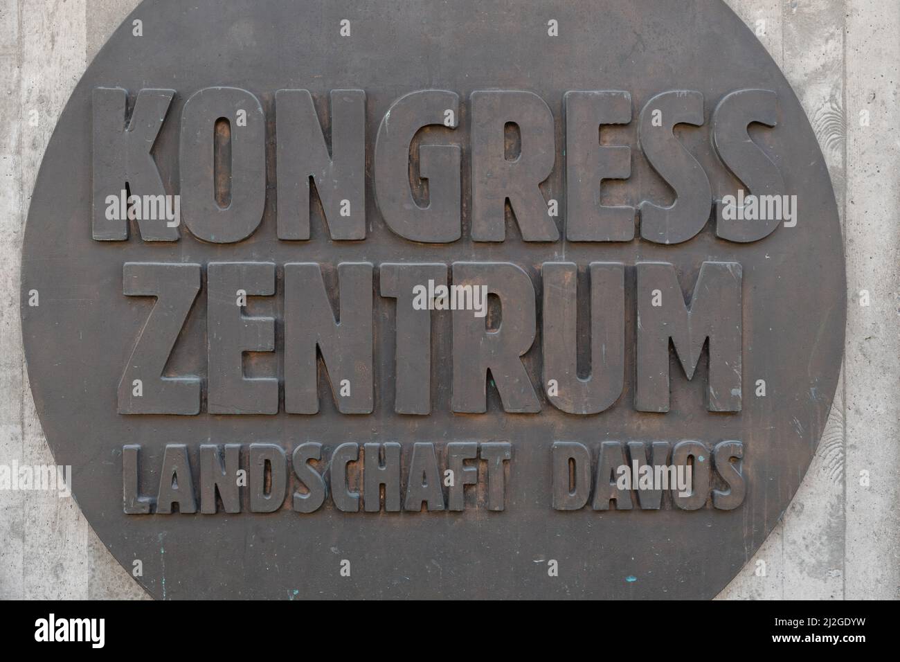 Davos, Schweiz, 23. März 2022 Schild am Eingang zum Kongresszentrumgebäude in der Innenstadt Stockfoto Davos, Schweiz, 23. März 2022 Schild am Eingang zum Kongresszentrumgebäude in der Innenstadt Stockfoto