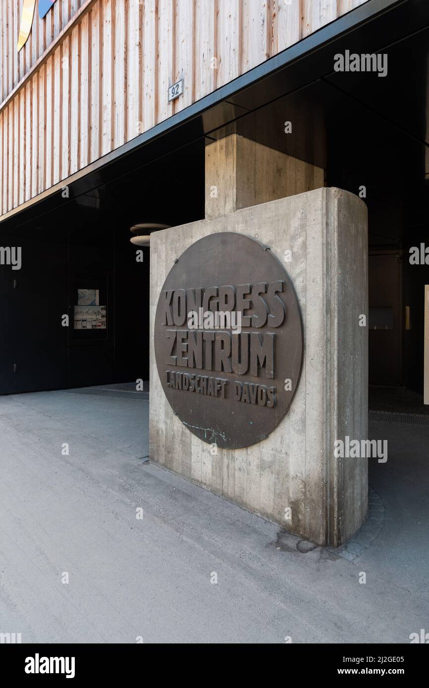 Davos, Schweiz, 23. März 2022 Schild am Eingang zum Kongresszentrumgebäude in der Innenstadt Stockfoto Davos, Schweiz, 23. März 2022 Schild am Eingang zum Kongresszentrumgebäude in der Innenstadt Stockfoto
