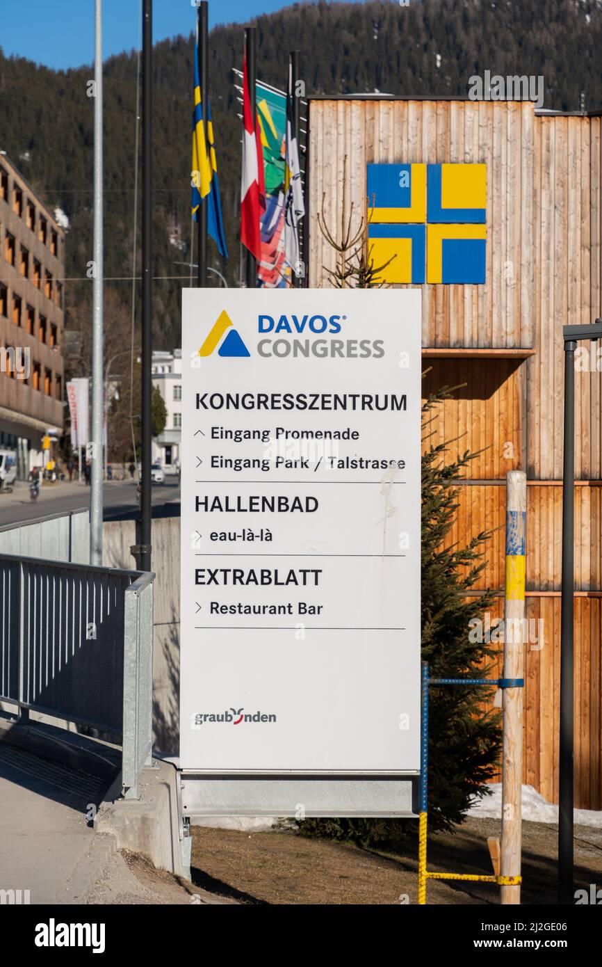 Davos, Schweiz, 23. März 2022 Schild mit Informationen vor dem Kongresszentrum in der Stadt Stockfoto Davos, Schweiz, 23. März 2022 Schild mit Informationen vor dem Kongresszentrum in der Stadt Stockfoto