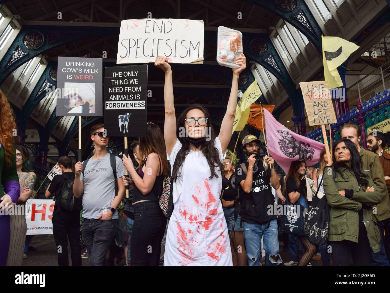 London, Großbritannien. 28.. August 2021. Ein Aktivist hält während des National Animal Rights March ein Schild mit dem Titel „End Speciesism“ auf dem Smithfield Market. Tierrechtler und Organisationen marschierten durch die City of London und forderten ein Ende aller Tierausbeutung. Stockfoto