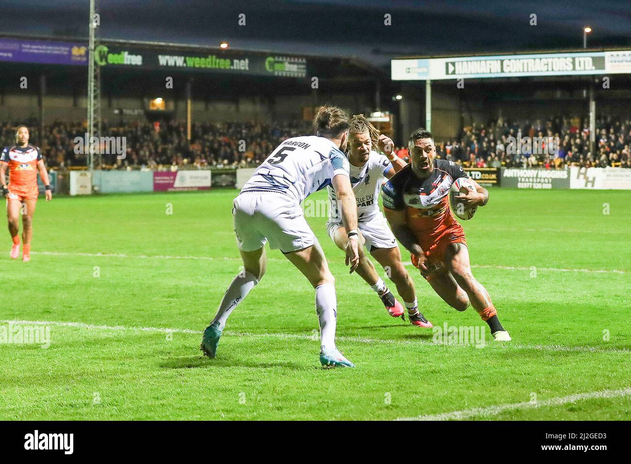 Castleford, Großbritannien. 01. April 2022. Kenny Edwards aus Castleford macht einen Lauf während des Super League-Spiels zwischen Castleford und Toulouse am 1. April 2022 beim „Mend-A-Hose Jungle“ in Castleford, Großbritannien. Foto von Simon Hall. Nur zur redaktionellen Verwendung, Lizenz für kommerzielle Nutzung erforderlich. Keine Verwendung bei Wetten, Spielen oder Veröffentlichungen einzelner Clubs/Vereine/Spieler. Kredit: UK Sports Pics Ltd/Alamy Live Nachrichten Stockfoto