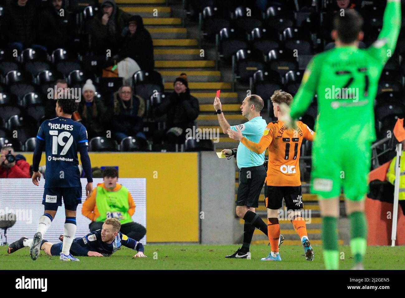 Hull, Großbritannien. 01. April 2022. Schiedsrichter Jeremy Simpson vergibt eine zweite gelbe Karte an Tom eaves #9 von Hull City und schickt ihn am 4/1/2022 in Hull, Großbritannien. (Foto von James Heaton/News Images/Sipa USA) Quelle: SIPA USA/Alamy Live News Stockfoto