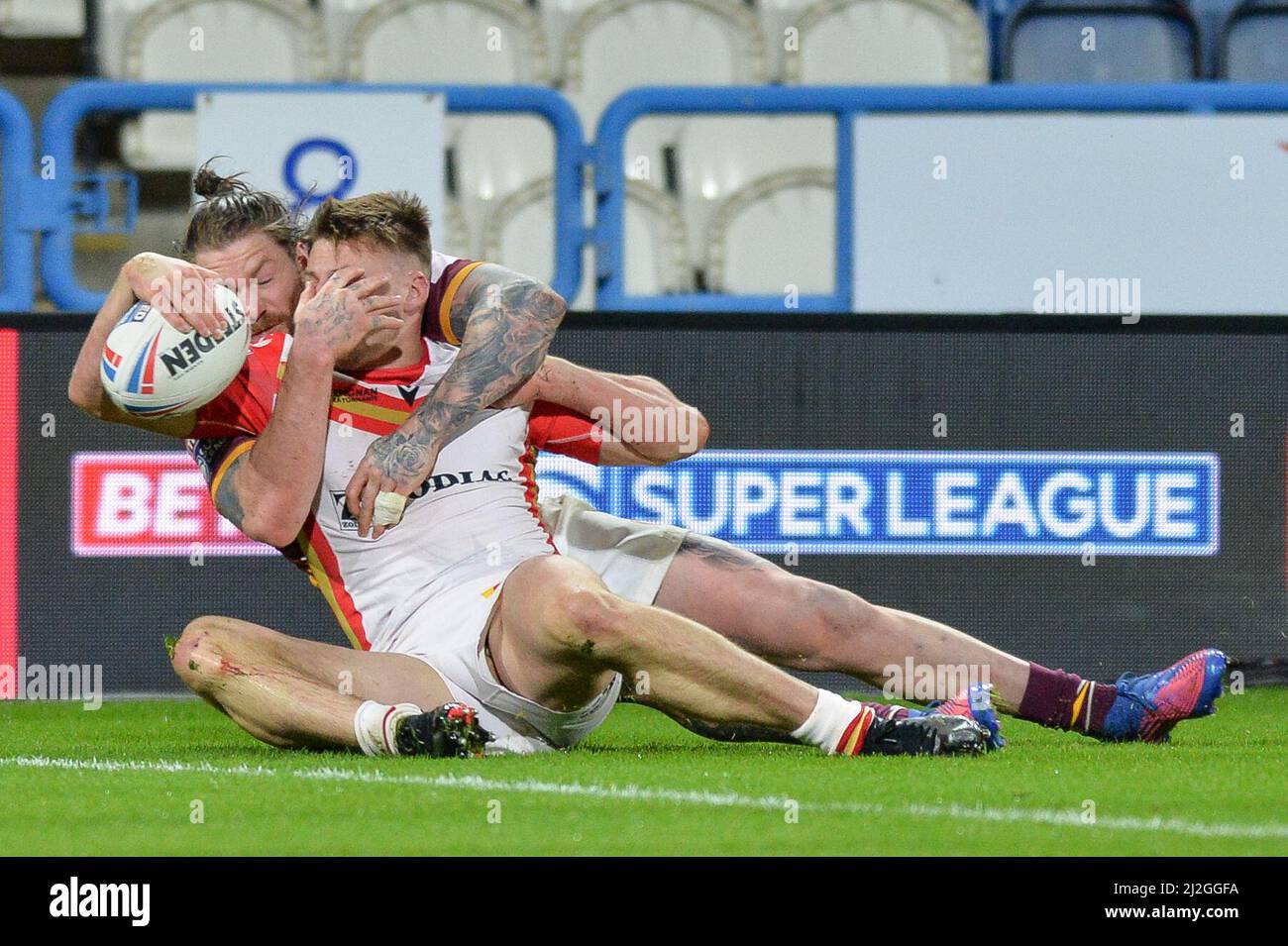 Huddersfield, England - 1.. April 2022 - Chris McQueen (12) von Huddersfield Giants scheitert an seinem Versuch, Tom Davies von Catalan Dragons zu stoppen. Rugby League Betfred Super League Huddersfield Giants vs Catalan Dragons at John Smith's Stadium, Huddersfield, UK Dean Williams Credit: Dean Williams/Alamy Live News Stockfoto