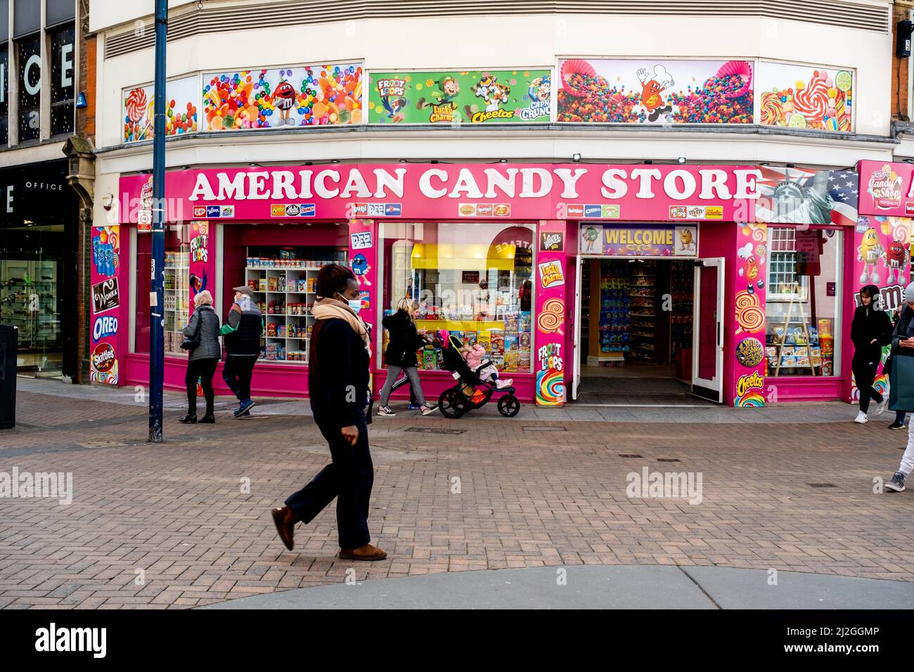 Kingston upon Thames London, Großbritannien, 01 2022. April, American Candy Store High Street Shop Front mit Menschen, die vorbeigehen Stockfoto