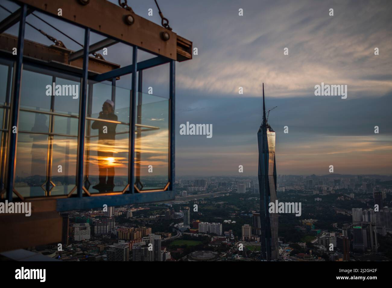Am 1. April 2022 fotografiert ein Mann mit dem Panoramablick auf die Stadt von der Sky Box im KL Tower in Kuala Lumpur. - Pic von Seth Akmal. Stockfoto