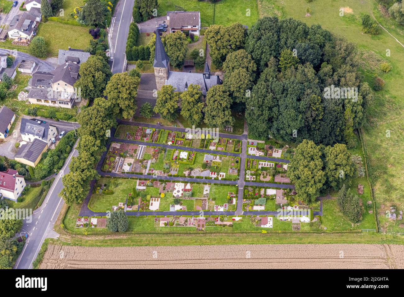 Luftaufnahme, katholische Kirche St. Agnes mit Friedhof im Landkreis Bausenhagen, Fröndenberg/Ruhr, Ruhrgebiet, Nordrhein-Westfalen, Deutschland, pla Stockfoto