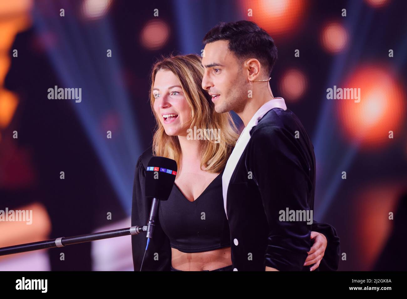 Köln, Deutschland. 01. April 2022. Timur Ülker, Schauspieler, und Iris Mareike Steen, Schauspielerin, sind in der RTL-Tanzshow „Let's Dance“ im Coloneum zu sehen. Quelle: Rolf Vennenbernd/dpa/Alamy Live News Stockfoto