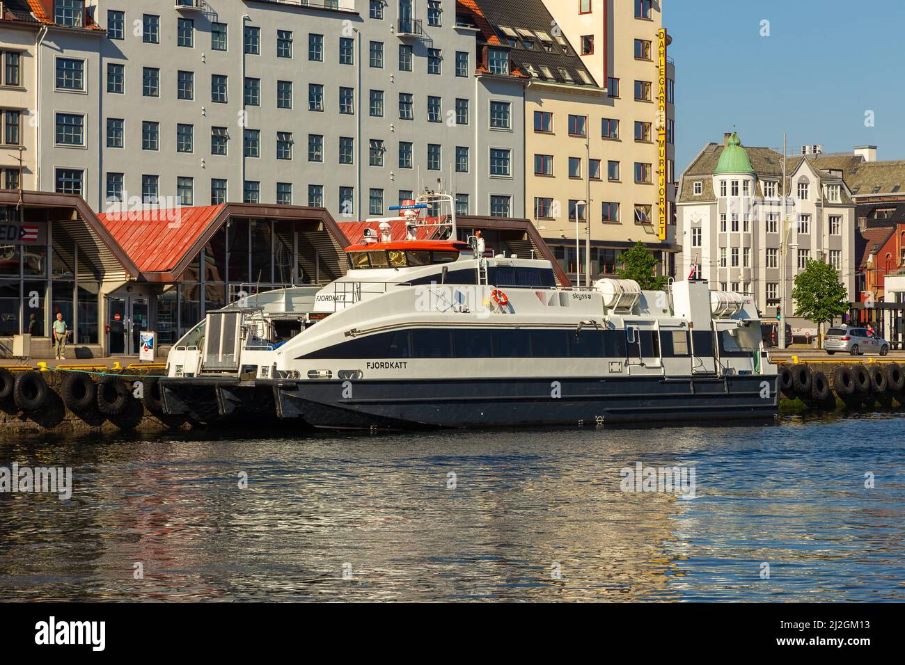 Bergen, Norwegen - 29. Mai 2018: Yachten und Boote, die in der Marina in Bergen vertäut sind. Bergen Bay. Stockfoto