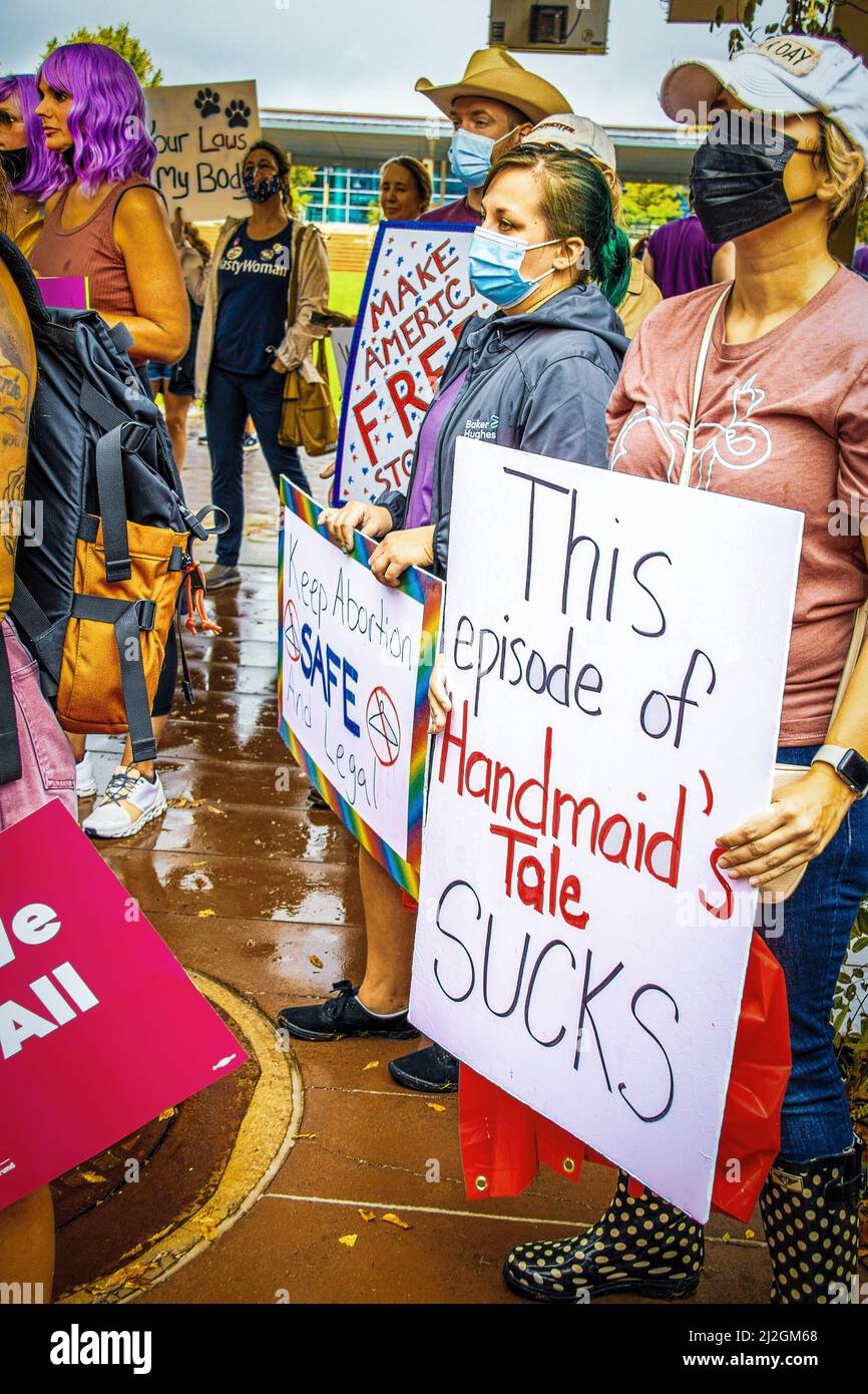 10-02-21- Tulsa USA - Reproductive Rights Rally - Sign-Diese Episode der Geschichte der Handmaids saugt, Menschen in Masken Mann in Cowboyhut Frauen mit lila Haaren. Stockfoto