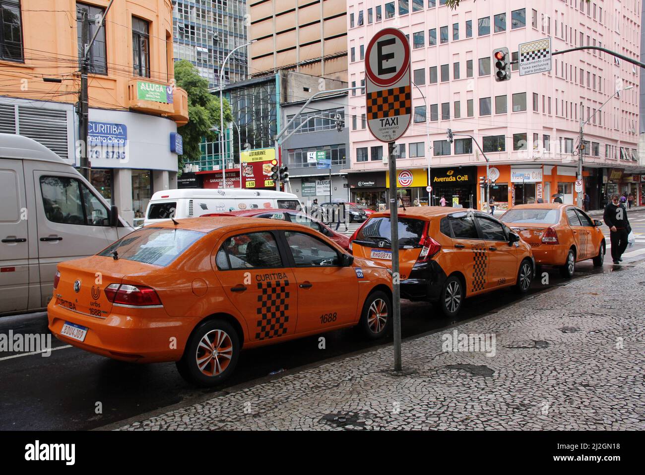 1. April 2022, Curitiba, Parana, Brasilien: (INT) Taxi-Tarif, eingefroren seit 2016, wird in Curitiba nachjustiert. 1. April 2022, Curitiba, Parana, Brasilien: Umlauf von Taxis durch die Straßen der Innenstadt von Curitiba, Parana, am Freitag (1). Seit 2016 eingefroren, wurde die Taxifahrt in Curitiba aktualisiert. Eine neue Tabelle ist in der Verordnung 440/2022, veröffentlicht am Donnerstag (31), vorgesehen. Die neuen Werte sind ab dem Veröffentlichungsdatum gültig. Bei herkömmlichen Taxis bleibt der anfängliche Fahrpreis von 5,40 R gleich. Der zurückgelegte Kilometer auf der Spur 1 geht von 2,70 R auf 3,50 R. Bei Flagge 2, geladen von 8pm bis 6am, die Kilometer Stockfoto