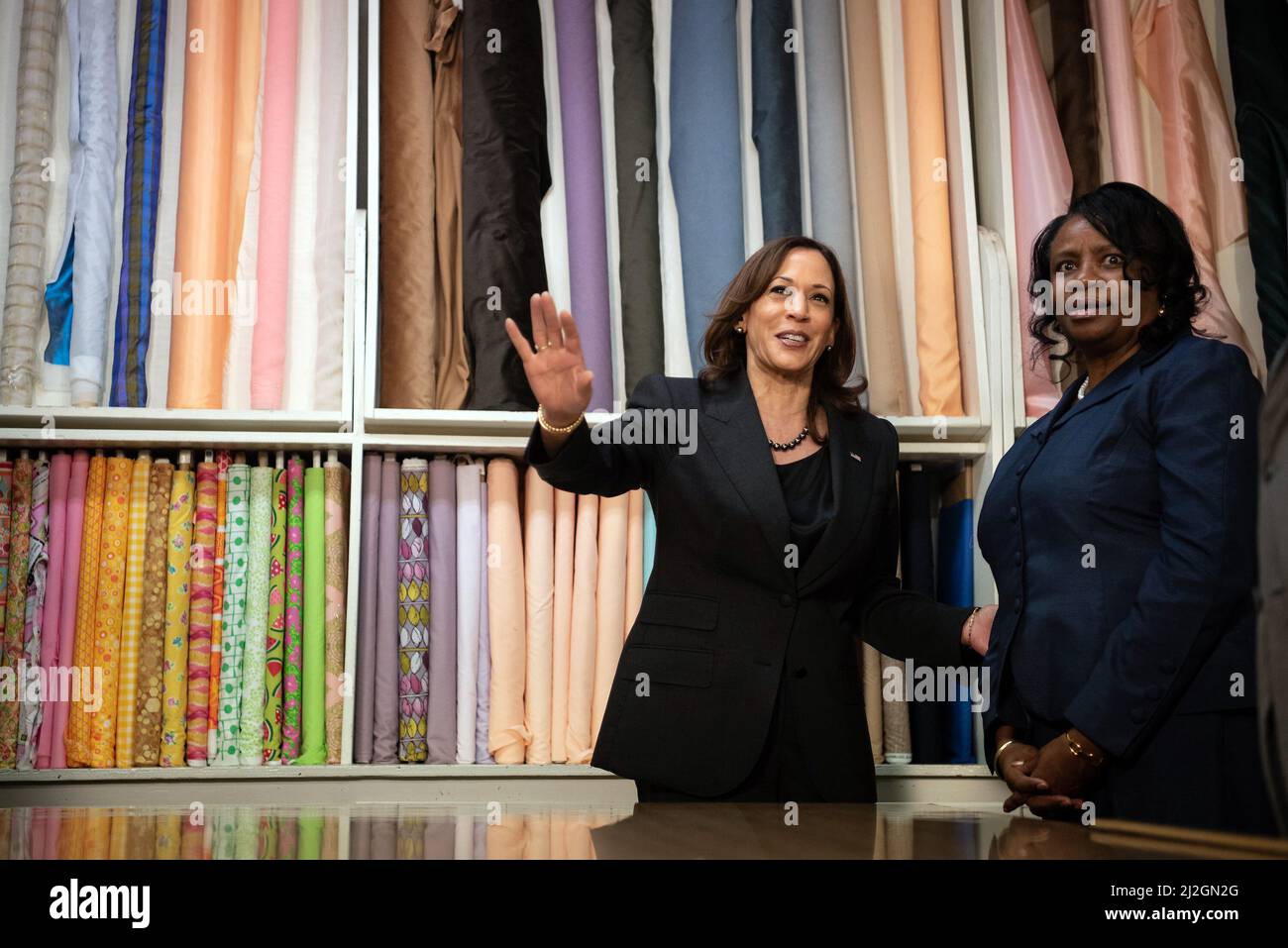 Greenville, Usa. 01. April 2022. Vizepräsidentin Kamala Harris trifft sich am Freitag, den 1. Spril 2022, mit der Inhaberin des Kleinunternehmens Joycee Johnson im Stoff- und Kleidergeschäft von Joycee in Greenville, Mississippi. Harris trifft Kleinunternehmer in unterprivilegierten Gebieten, um die Gewinne unter der Regierung Biden hervorzuheben. Foto von Rory Doyle/UPI Credit: UPI/Alamy Live News Stockfoto