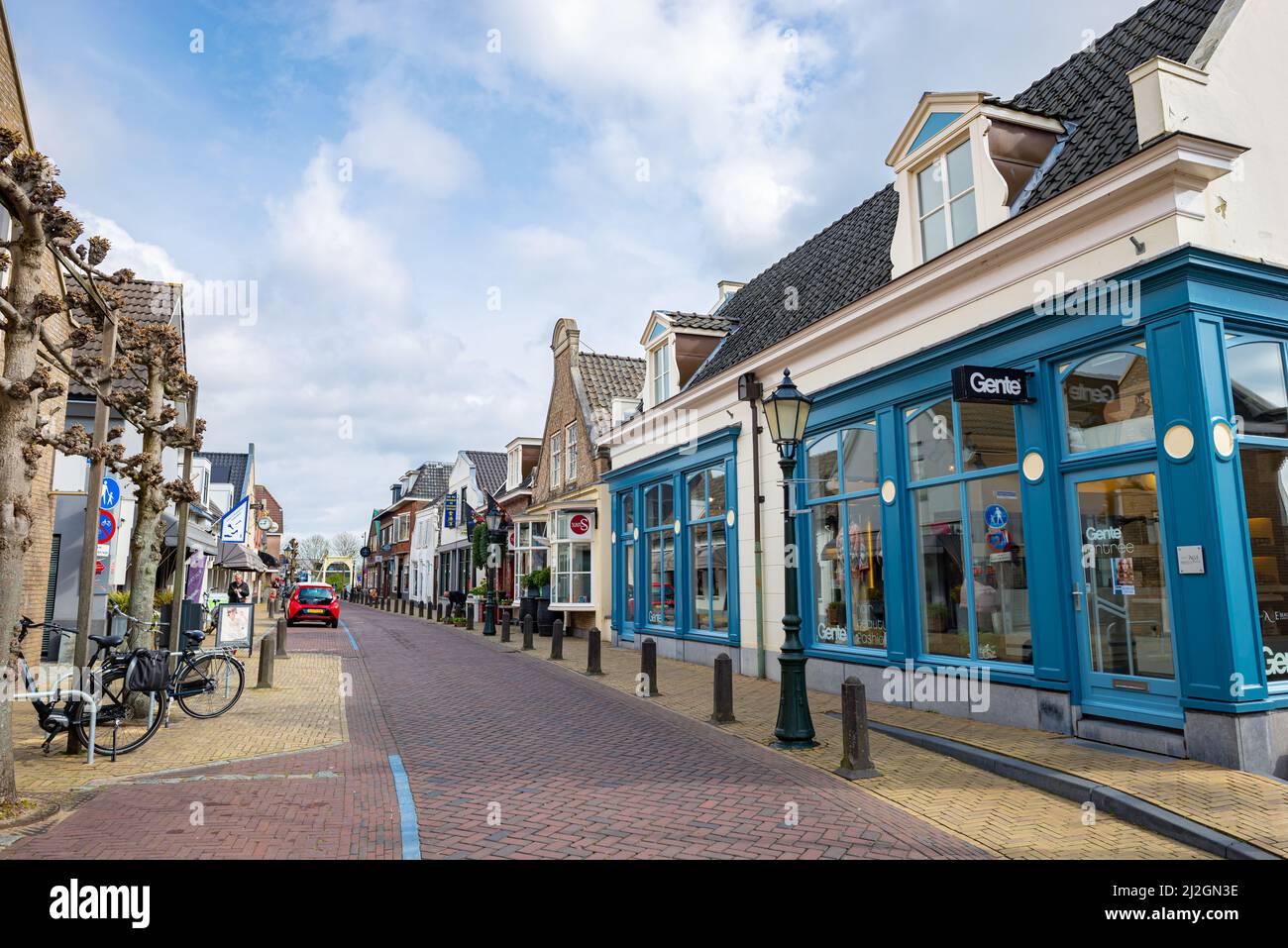 Einkaufsstraße mit alten Geschäften im Dorf Nieuwerkerk aan den IJssel, zwischen Rotterdam und Gouda, Niederlande. Stockfoto