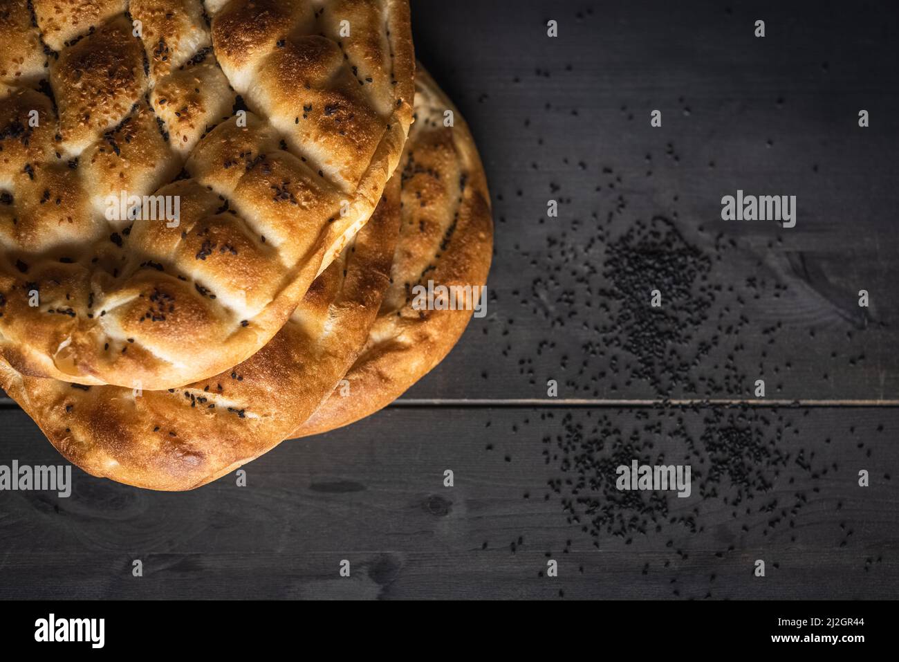 Ramadan Pita. Traditionelles Ramadan-Essen, bekannt als Pide. Ramadan Konzept und Hintergrund. Platz und Draufsicht kopieren. Stockfoto