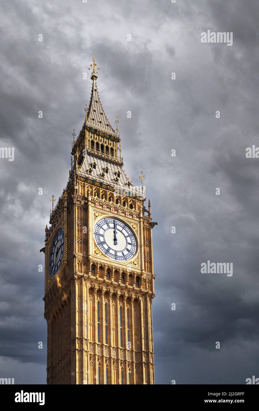 Sturmwolken über Big Ben, Elizabeth Tower und den Houses of Parliament - Konzept der britischen Regierung Probleme und Probleme, Parlament London Großbritannien Stockfoto