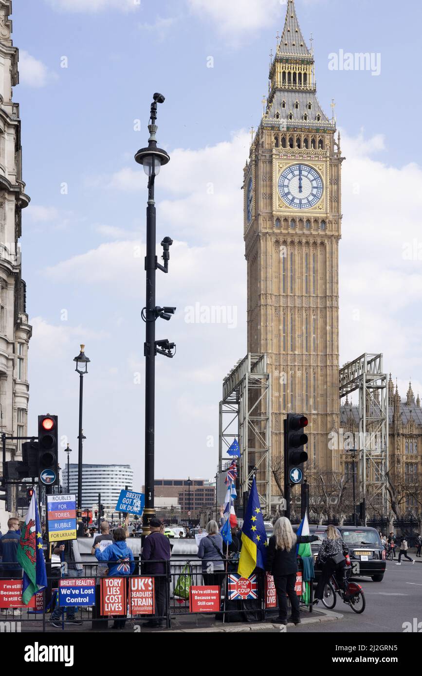 Proteste der britischen Regierung. Demonstranten der Regierung in Whitehall, Westminster protestieren vor dem parlament, Westminster London Großbritannien Stockfoto