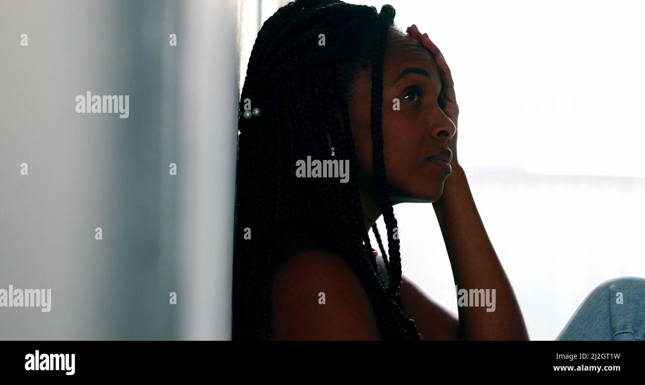 Nachdenkliche afrikanische schwarze Frau in verzweifelten Zeiten Stockfoto