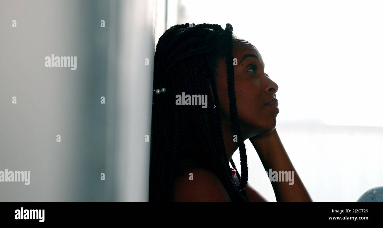Nachdenkliche afrikanische schwarze Frau in verzweifelten Zeiten Stockfoto