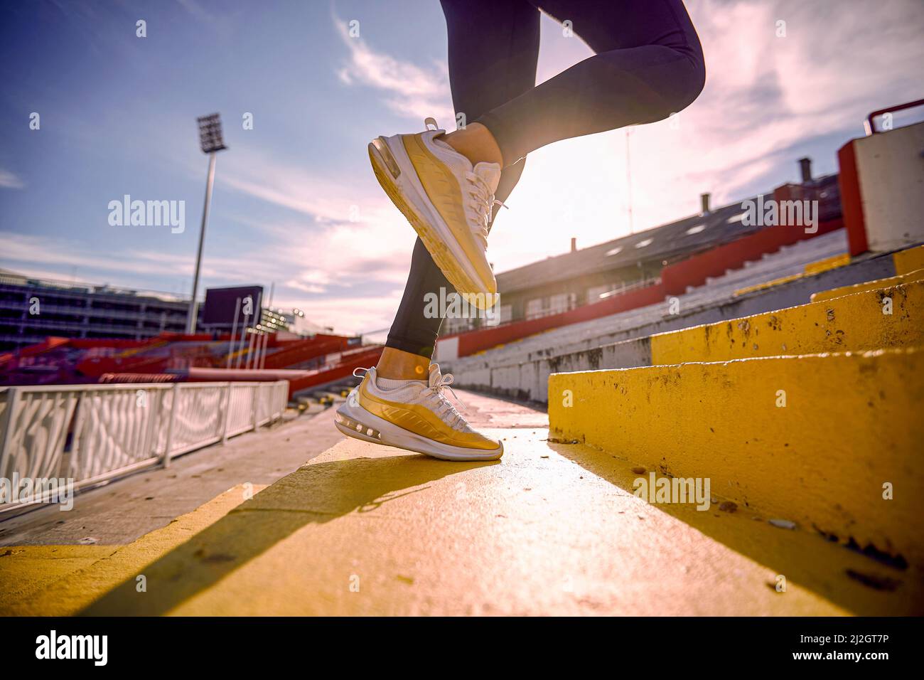 Joggen auf Treppen im Stadion an einem schönen Tag. Sport, Leichtathletik, Sportler Stockfoto